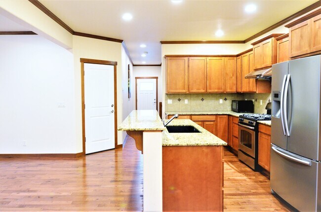 Building Photo - Spacious home with lots of natural light. ...