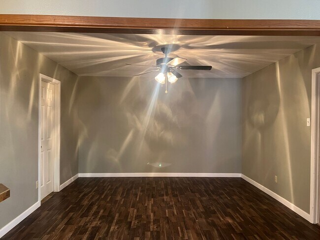 Building Photo - 3 bed 2 bath Move In Ready!