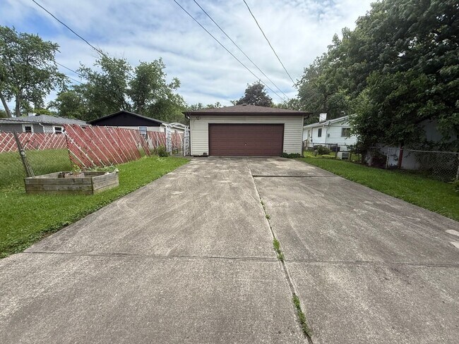 Building Photo - Spacious three bedroom one bath located on the southside.
