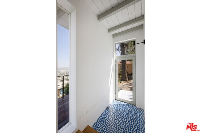 Building Photo - 631 Cross Ave