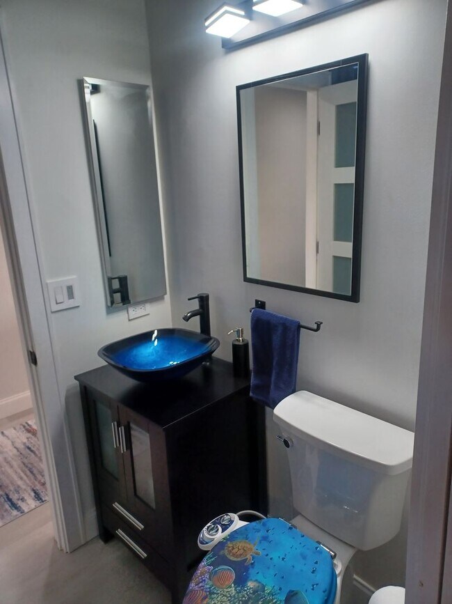 Building Photo - 5605 SW 12th Ave