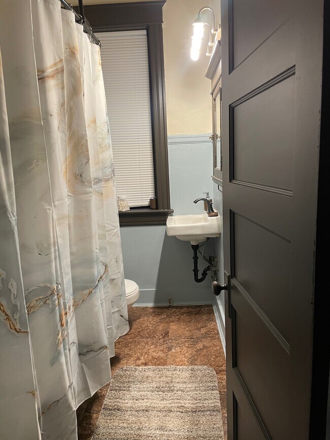 4654A - 4652 Michigan Ave