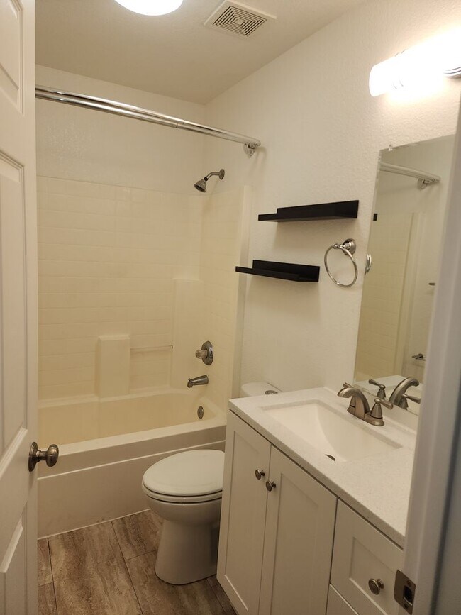 Building Photo - 4 Bedroom 3 Bathroom in the Sylvan School District