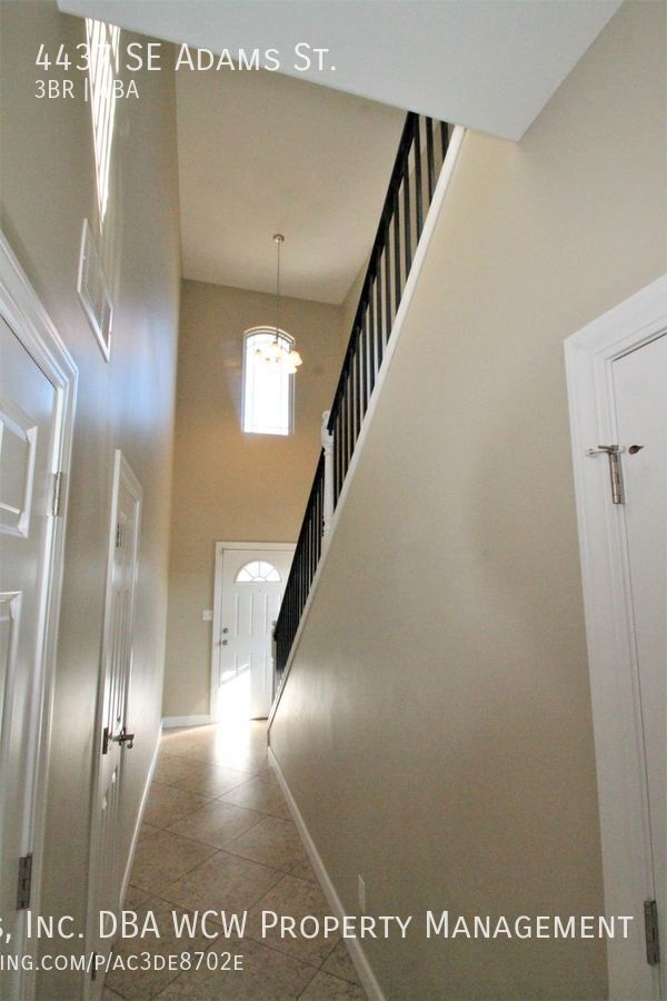 Building Photo - 4437 SE Adams St