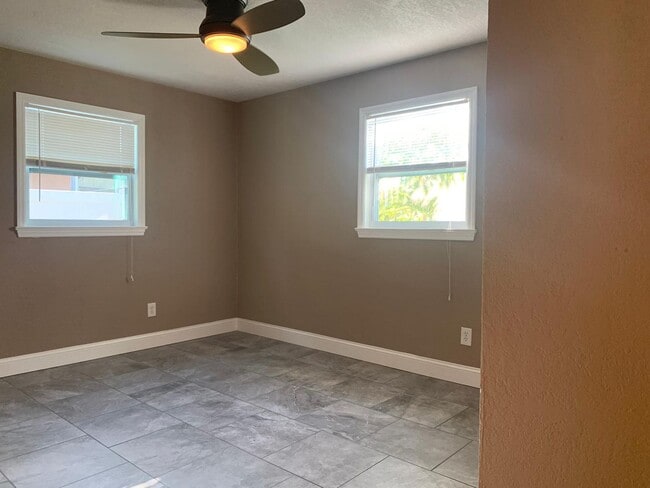 Building Photo - Charming Home In Gulfports Marina District