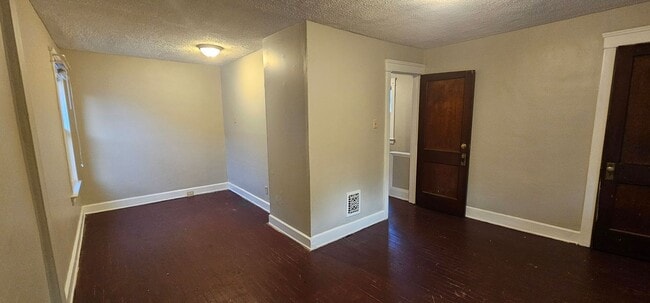 Building Photo - 3 Bed - 1.5 Bath - Single Family Home