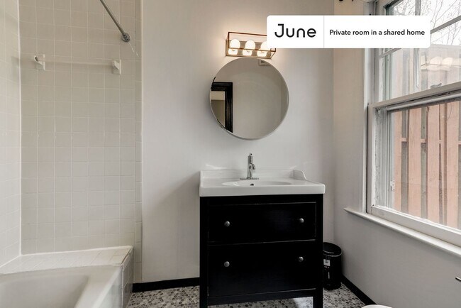 Building Photo - Room in Shared 7 bed/3.5 bath home