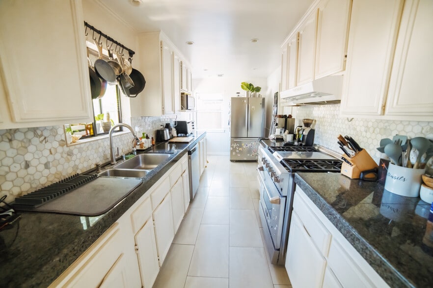 Kitchen - 60 Vivian Dr