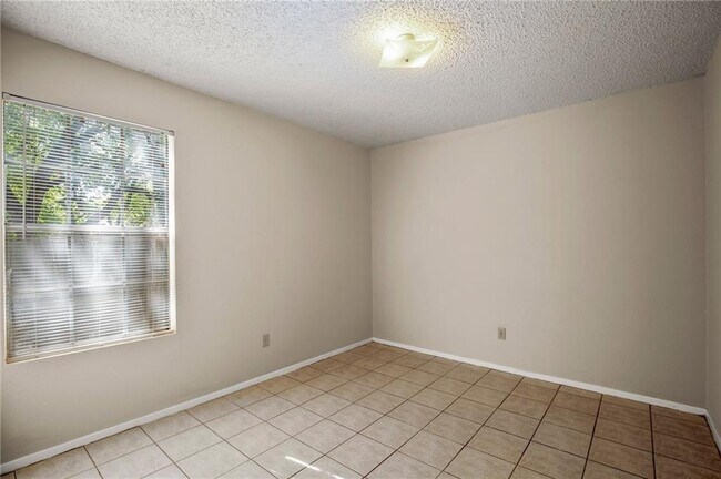 Building Photo - 8807 Pineridge Dr