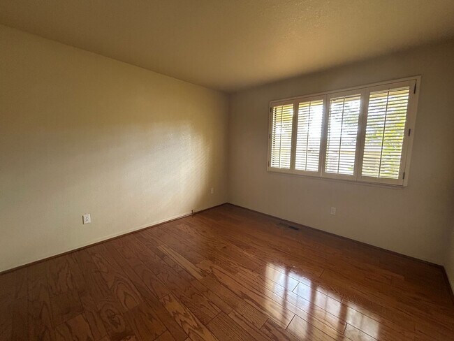 Building Photo - 8280 Oakmont Dr