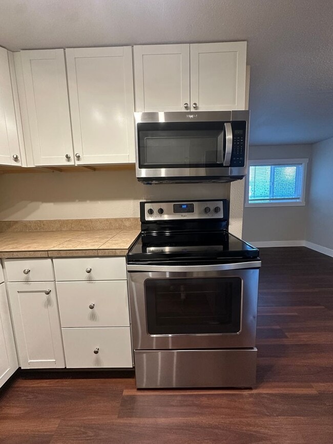 Building Photo - Newport Ave Triplex - 00404-NEWP-00