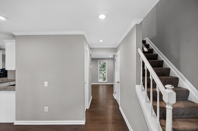 Building Photo - Well maintained, Bright & Spacious 3 BR/3.5 BA Townhome w/ Parking & Private patio - Pets Welcome!