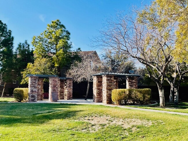 Building Photo - Coming Soon: 3 Bd, 3 Bth, Entertainer's Ki...