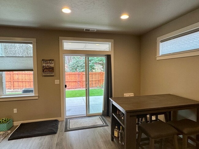 Building Photo - Fully Furnished 3 Bed/2 Bathroom Home-2042...