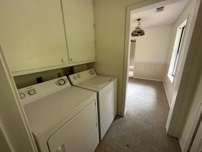 Building Photo - Come take a look at this 2-bedroom 2-bathroom home.