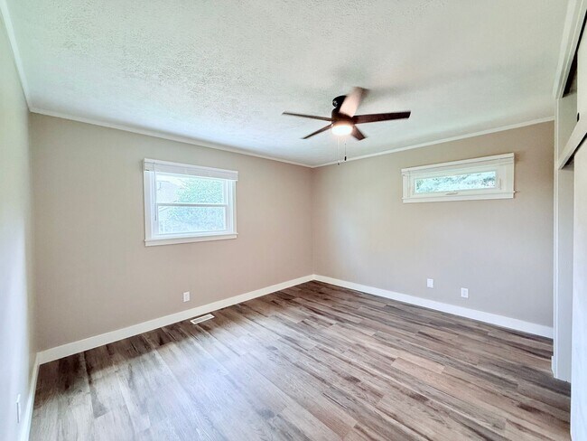 Building Photo - Stunningly Renovated 3 Bed, 2 Bath Home in...
