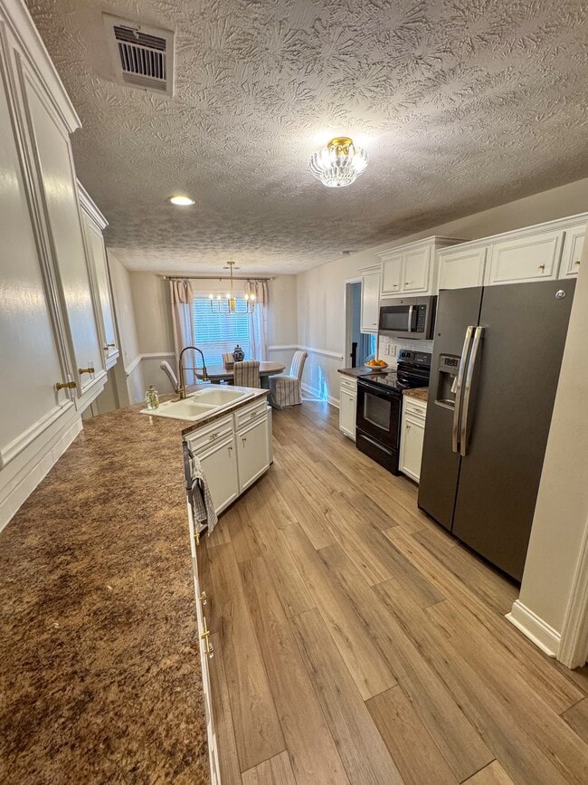 Building Photo - 127 Lee Rd 2181