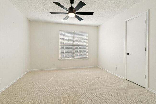Building Photo - Beautifully Updated 2-Bedroom Condo in Gated Indian Creek Community!