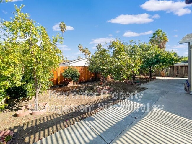 Building Photo - 1718 Vista Glen Dr