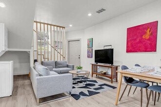 Building Photo - Stylish Furnished Home with Yard & All Bills Included