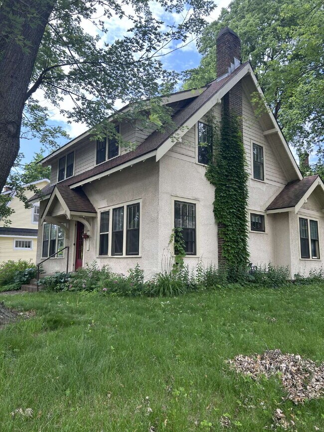 Building Photo - 4 Bedroom, 1.5 Bathroom - Available Now!