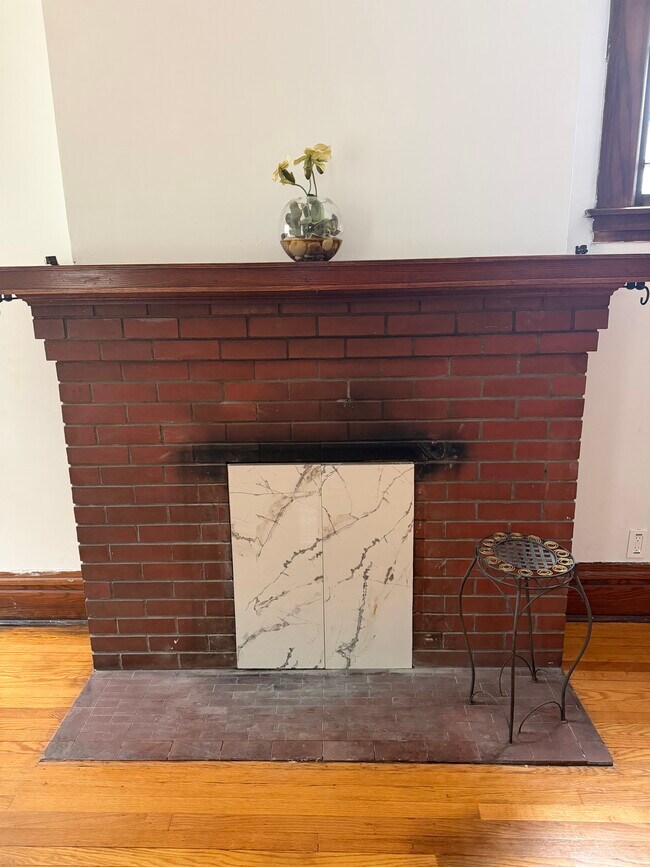 Building Photo - 612 Cherry St