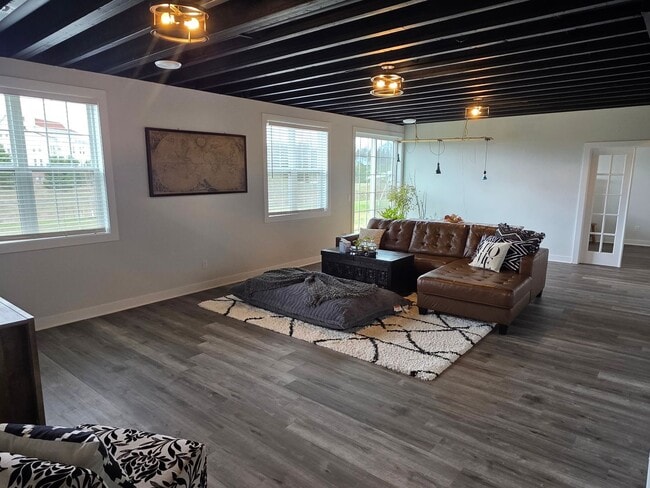 Building Photo - 5 bedroom Pewaukee home in Broken Hill