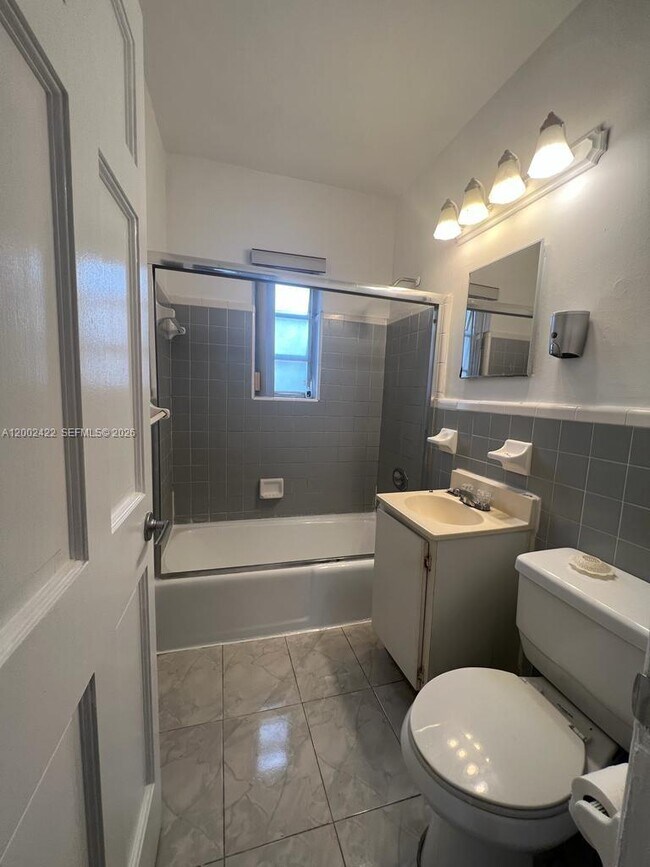 Building Photo - 1421 SW 37th Ave