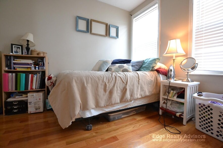 Building Photo - 9 Saybrook St