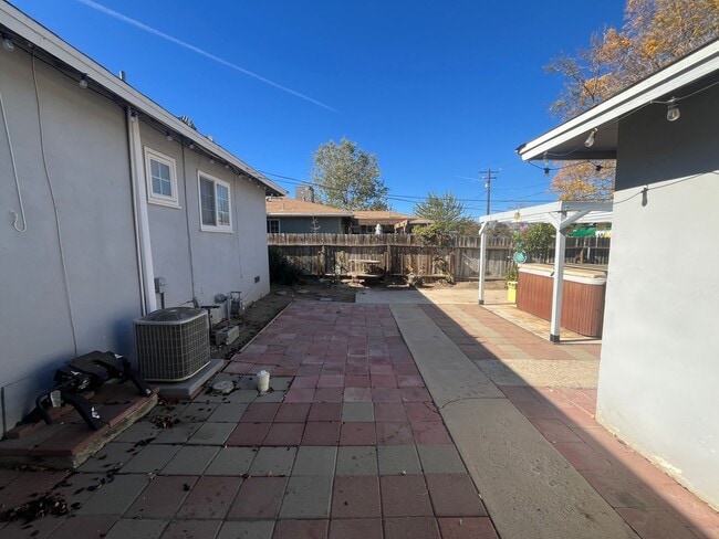 Building Photo - 3 Bed 1 Bath Home in Tehachapi CA Available!
