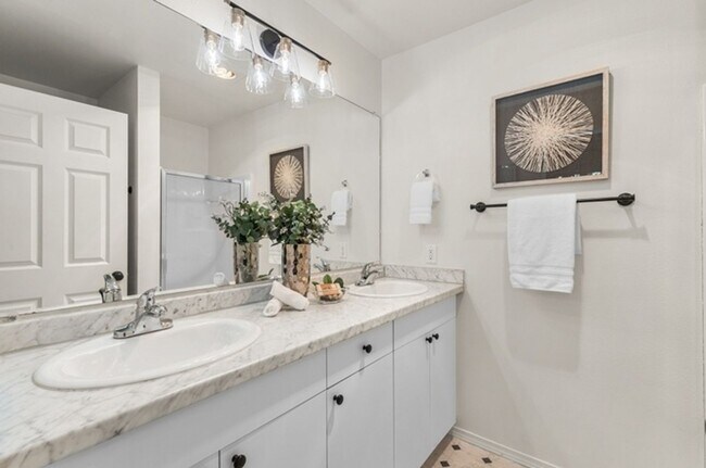 Building Photo - Spacious 2-Bed, 2-Bath Townhome Near Lynnwood & Mill Creek – Modern Comfort & Prime Location!