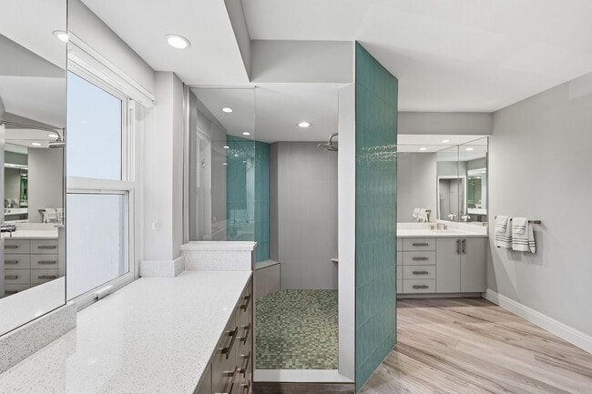 Building Photo - 8111 Bay Colony Dr