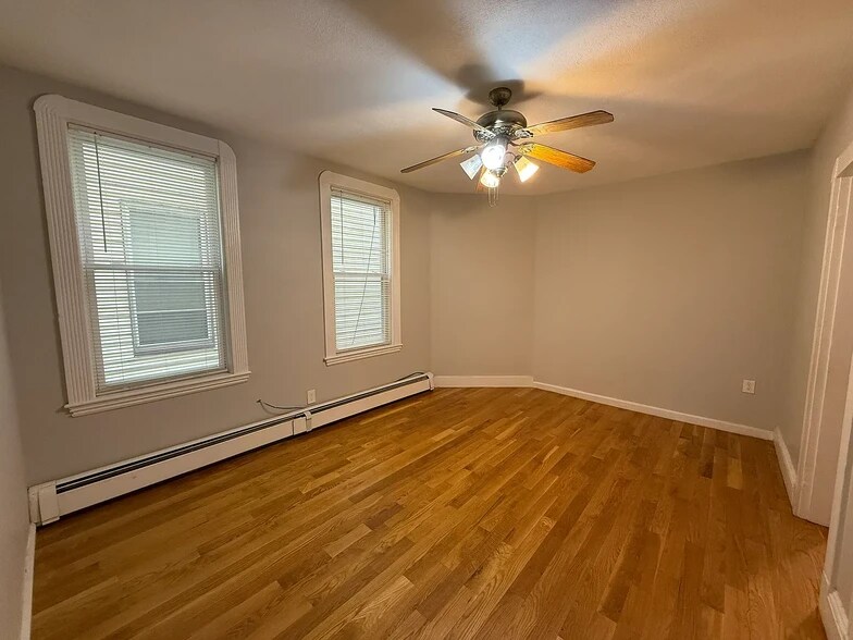 Building Photo - 205 Chelsea St