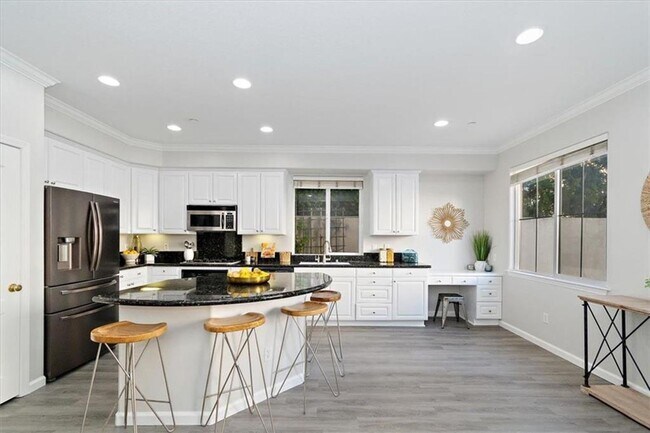 Building Photo - 3 Bedroom + Bonus Room End Unit Townhome