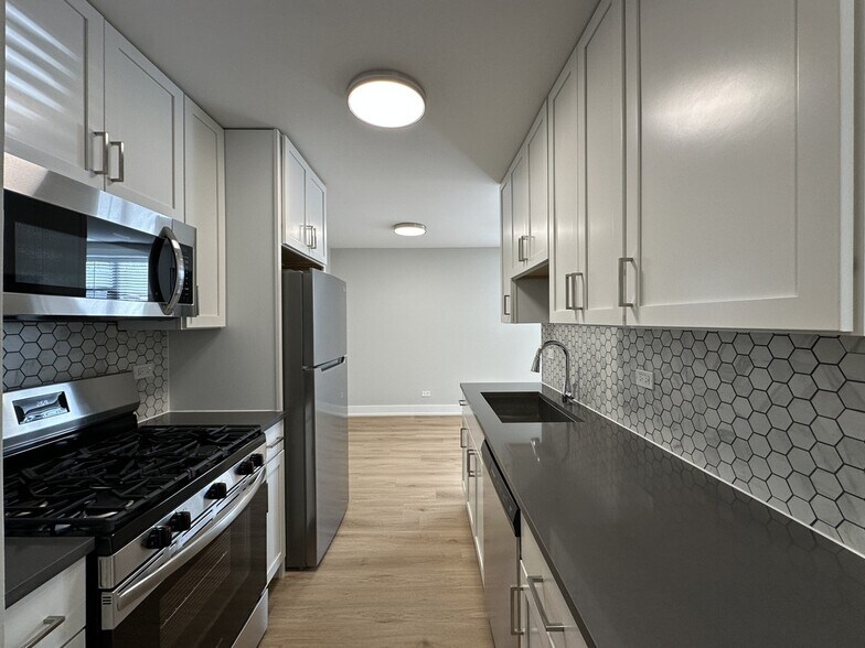 Building Photo - 535 W Aldine Ave