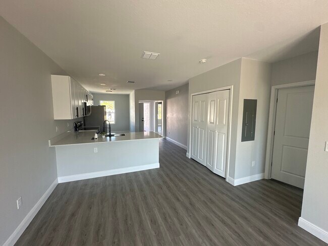 Building Photo - 6918-6920 Dickinson Dr