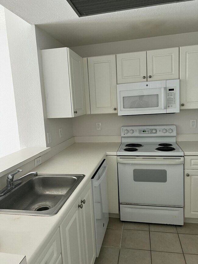 Building Photo - 2802 Sarento Pl