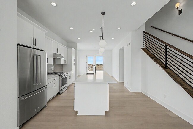 Building Photo - 707 Saddle Dr