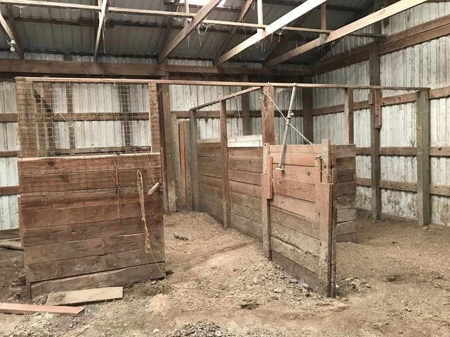 Building Photo - 5900 S River Hills Rd