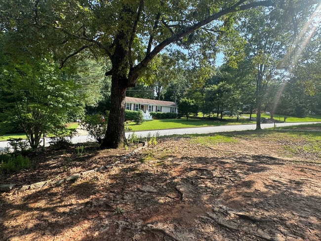 Building Photo - Room in House on Willowbrook Dr