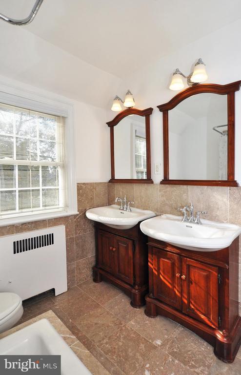 Building Photo - 4630 River Rd