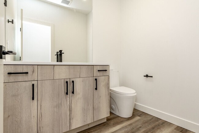 Building Photo - Edgewood Stunner