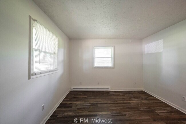 Building Photo - "Charming 2-Bedroom Retreat in Fountaintown with Spacious Layout – Your Cozy 844 Sq Ft Haven Awai...