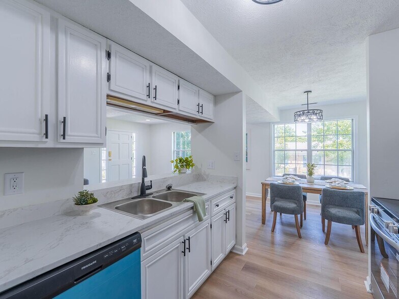 Building Photo - 3123 S Eden Dr