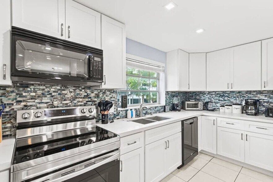 Building Photo - 2424 NE 9th St