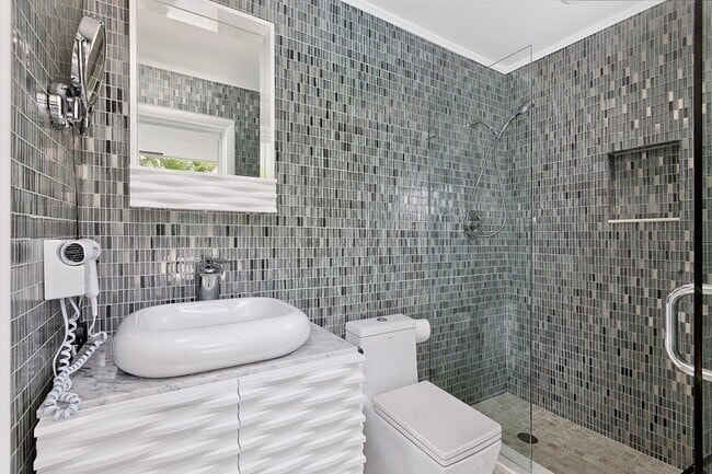 Building Photo - 2830 NE 55th St