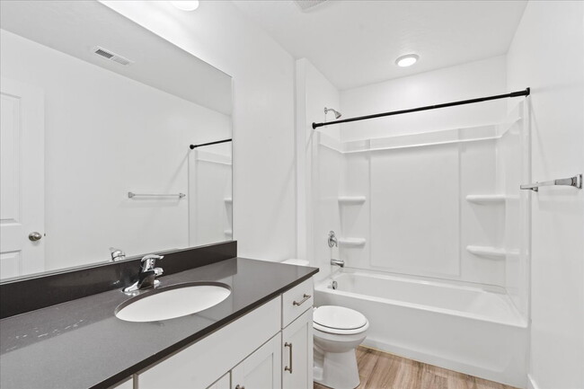 Building Photo - *$500 MOVE-IN SPECIAL* Charming 3-Bedroom ...