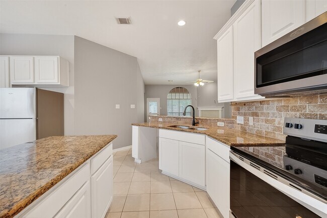 Building Photo - 23719 River Pl Dr