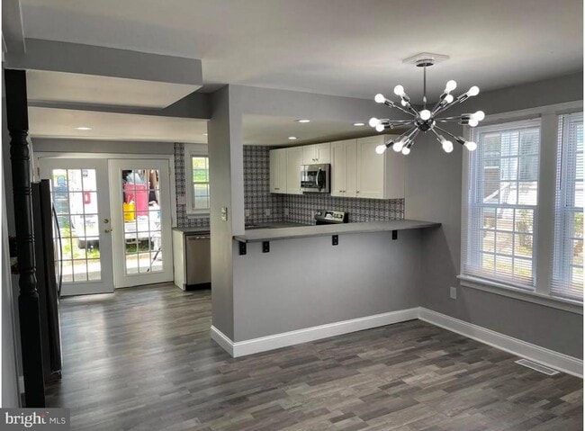 Building Photo - 425 Main St