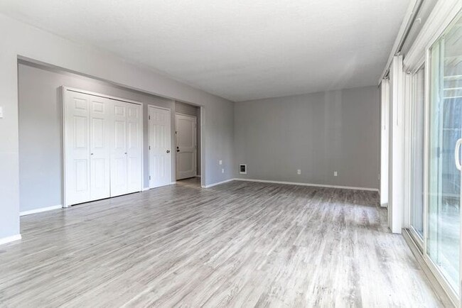 Building Photo - Spacious 2 bedroom apartment at French Cha...
